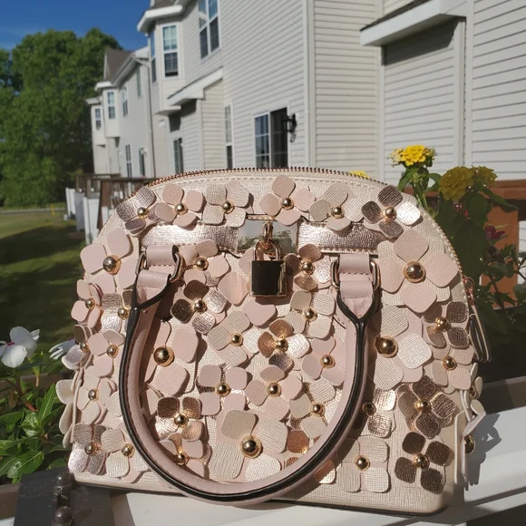 ALDO, new without tags Handbag with 3D flowers - Picture 5 of 8